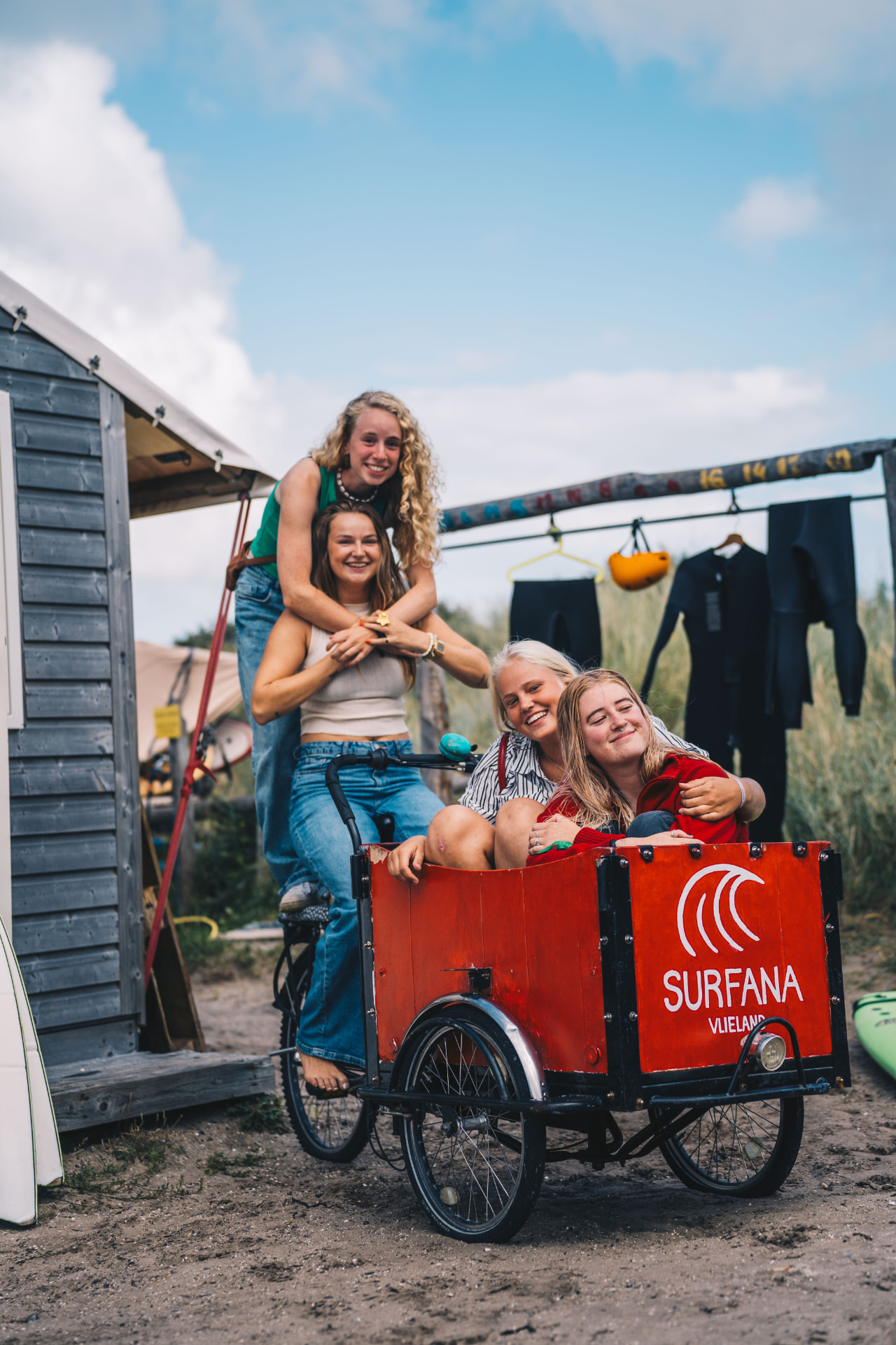 Jonge collega's samen op een bakfiets bij hun werkplek